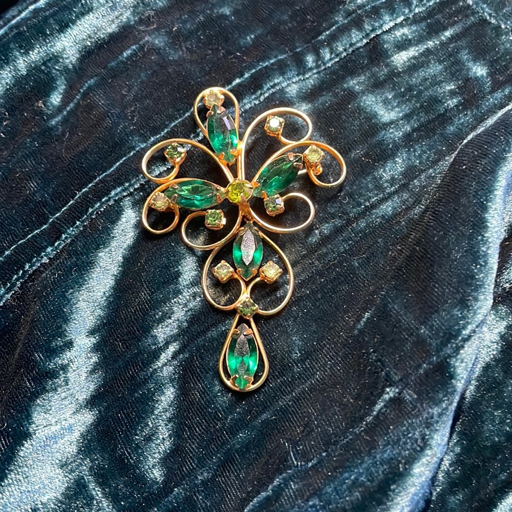 One of a kind vintage brooch with green crystals